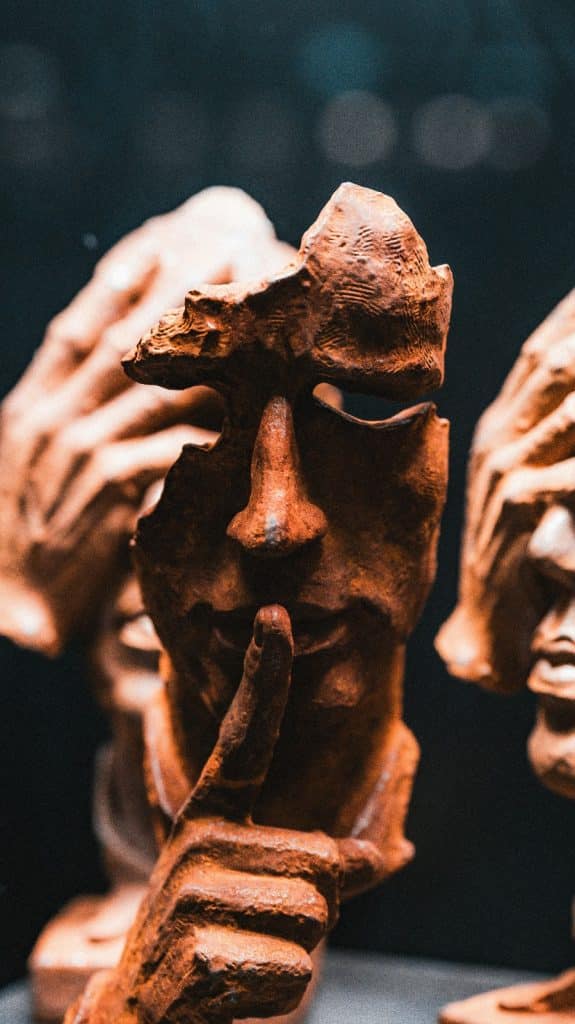 Sculptures de visages en terre cuite
